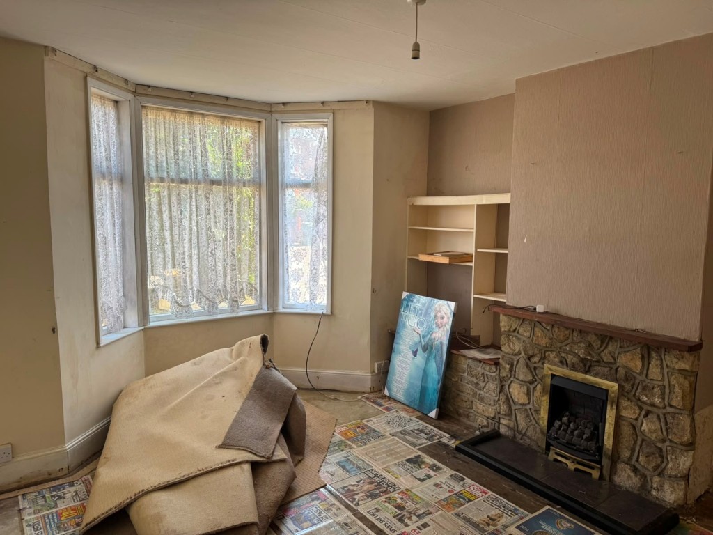 Lot: 141 - SEMI-DETACHED HOUSE FOR IMPROVEMENT - Living room